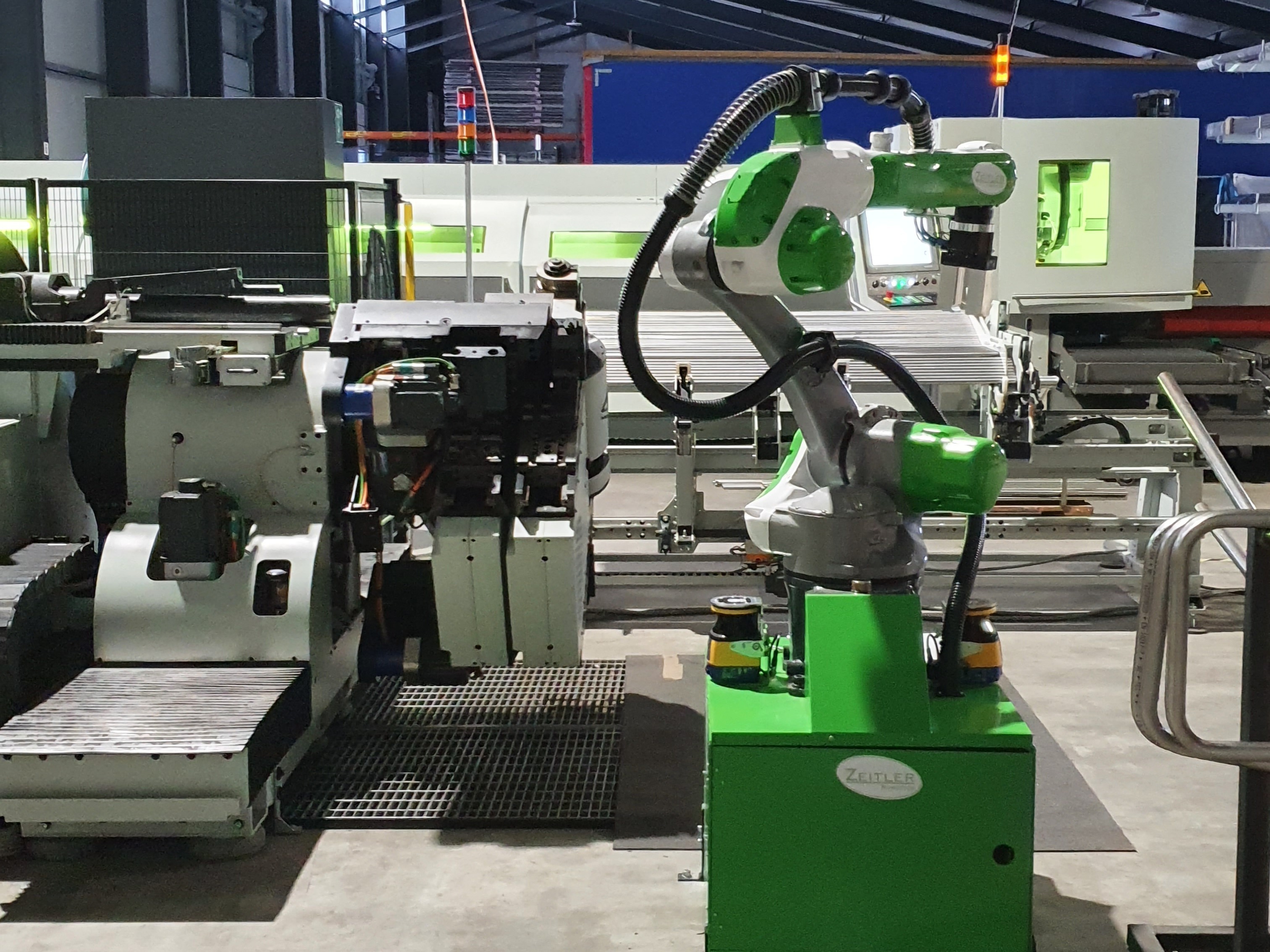 Biegemaschinenentladung durch Roboter mit 2-Backen-Greifer