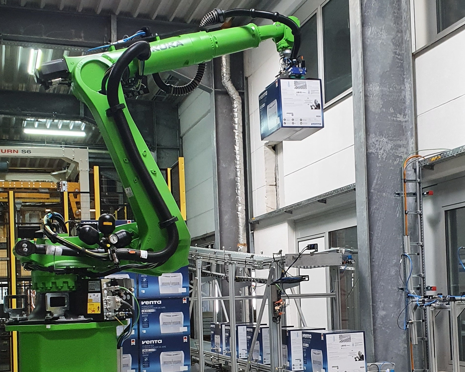 Kartonstapelanlage mit Roboter Kartonstapelanlage mit Roboter