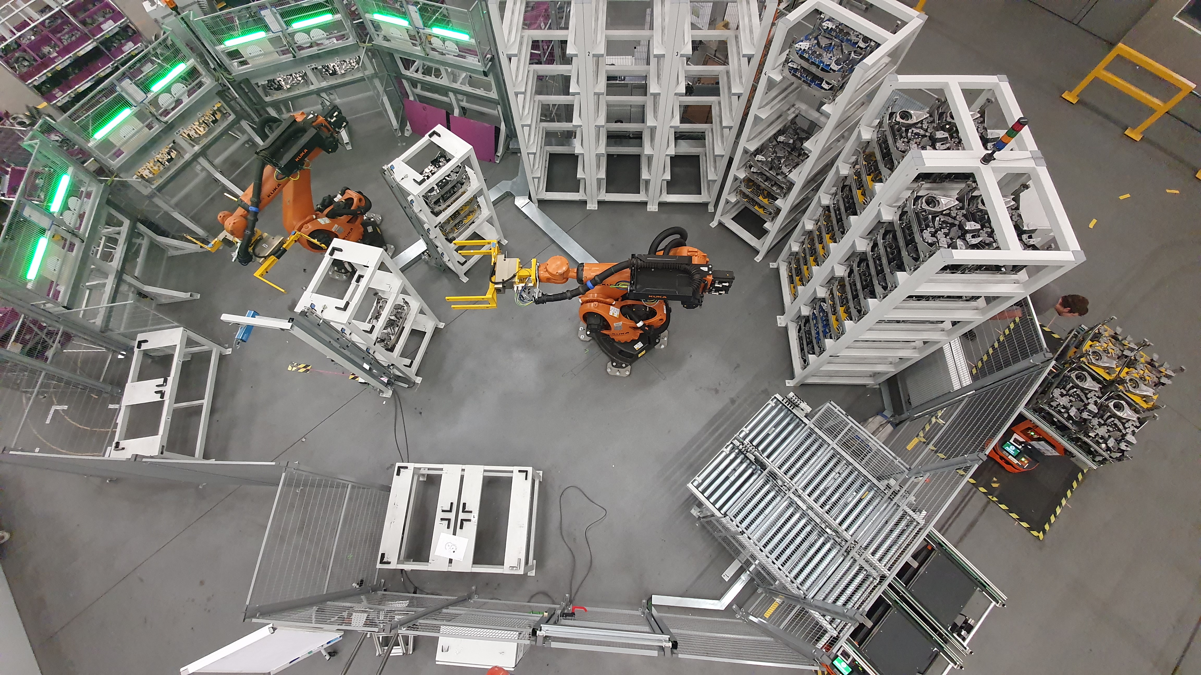 Kommissionieranlage mit zwei Robotern