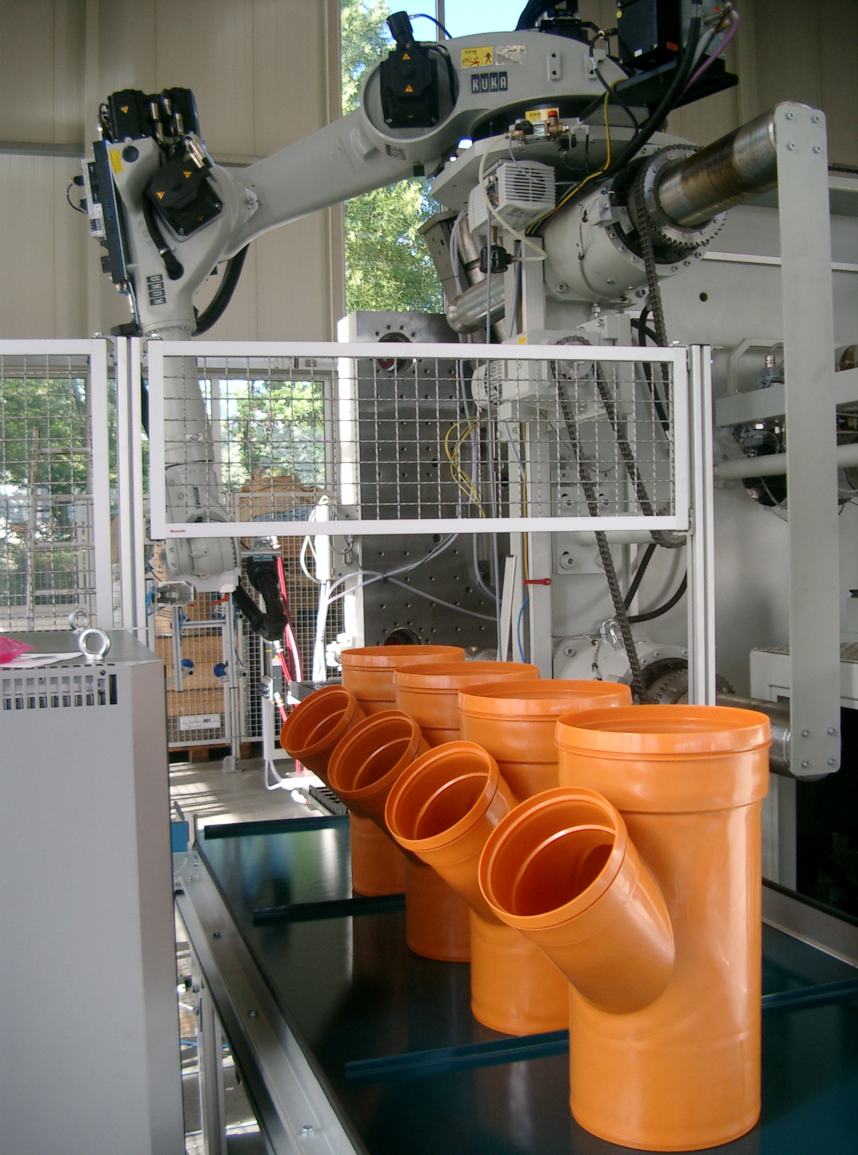 Roboter mit Vakuumsauger zur Entladung einer Spritzgussmaschine