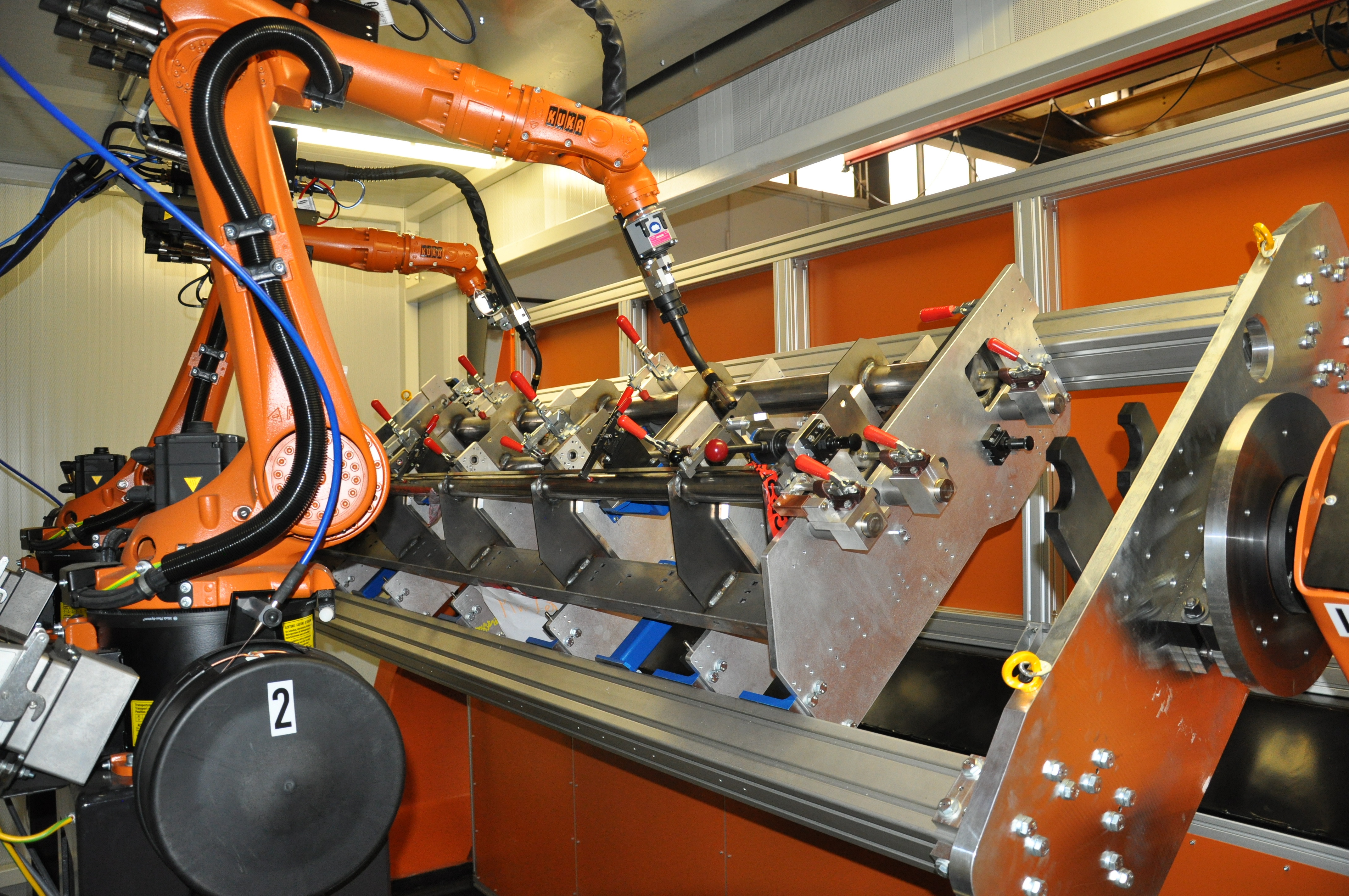 Zwei Schweißroboter an 3-Achsen-Positionierer